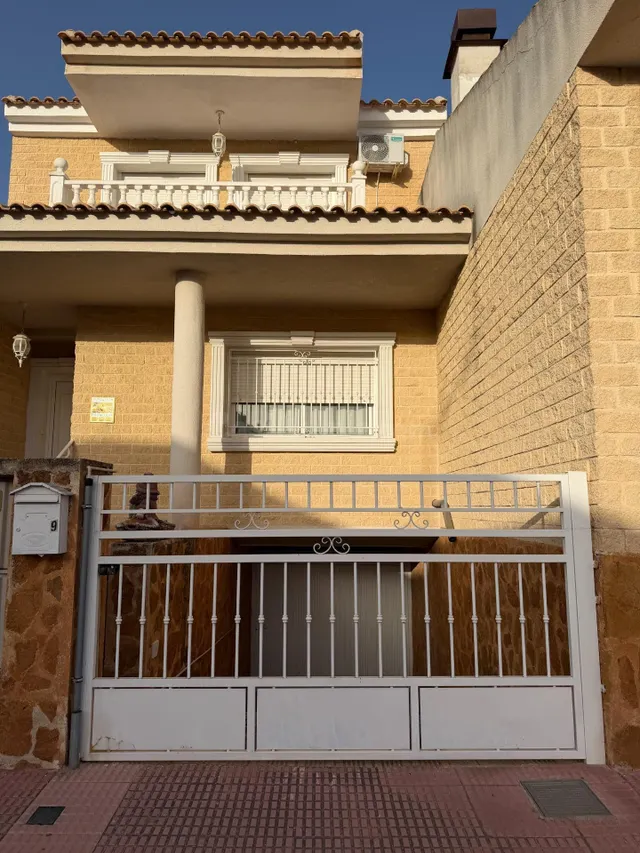 Dúplex familiar con 20 placas solares — 3