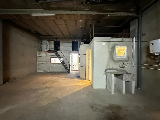 Local comercial con oficinas y zona de trabajo — 21