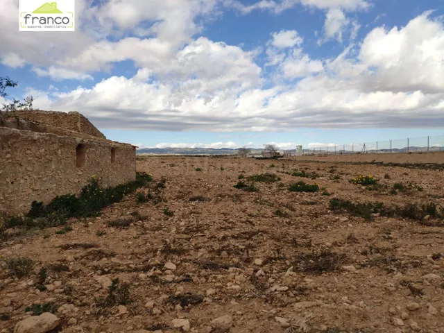TERRENO CON CASA EN RUINAS - foto 2
