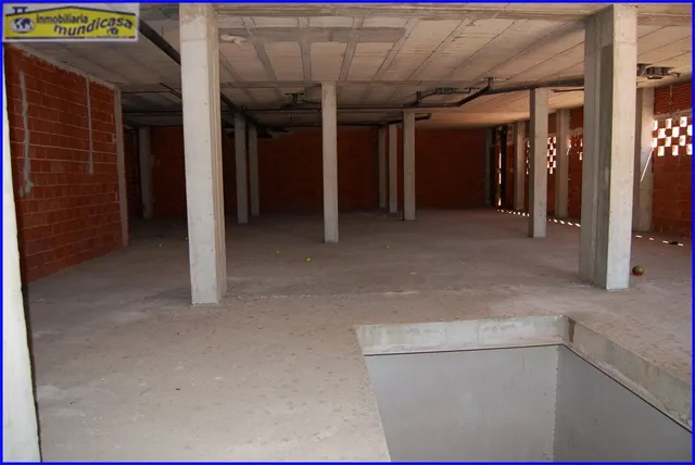 Amplio local comercial en planta baja y sótano con fachada a carretera — 15