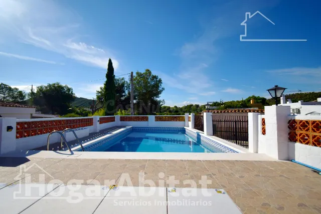 CHALET RÚSTICO CON PISCINA, GARAJE Y TERRAZA - foto 2