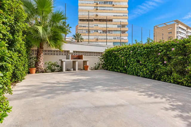 Vistas abiertas al mar y gran terraza en Cabo de las Huertas · 3 dormitorios y 2 baños — 46