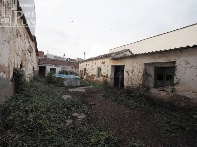 Solar con piscina junto a c/Cervantes y c/O´donnell de Tomel - foto 2