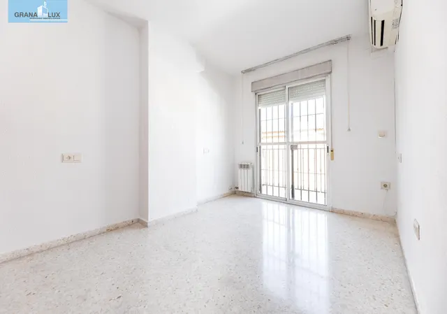 Vive en el corazón de Armilla: 4 dormitorios, patio, terraza y garaje — 12