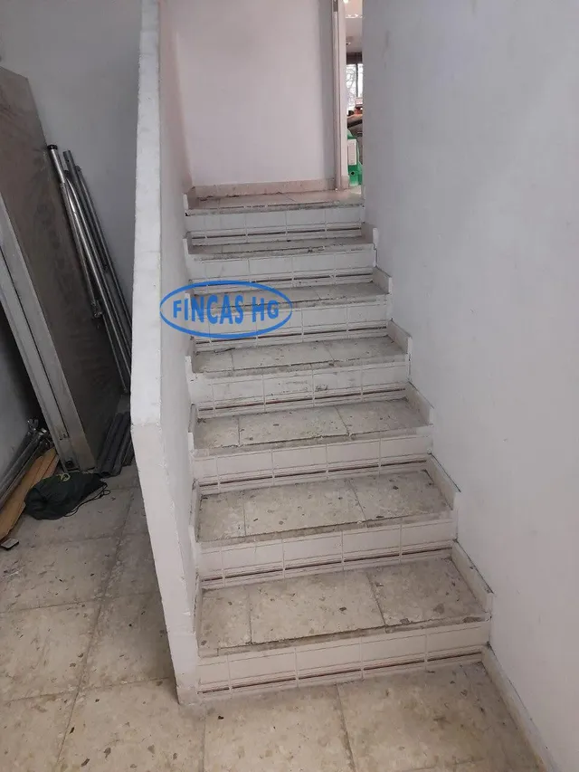 Gran local comercial haciendo esquina de 220m2. en el barrio de Los Ángeles — 8
