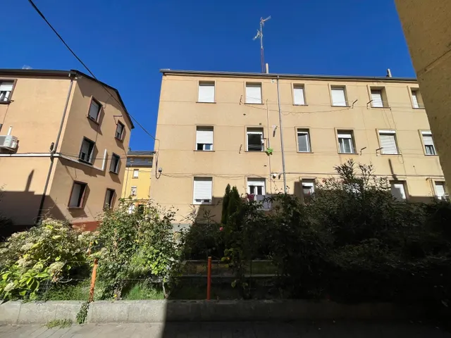 SE VENDE PISO ZONA ALTA — 31