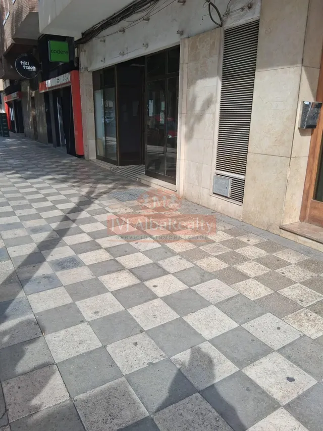 EN VENTA O ALQUILER ESPECTACULAR LOCAL EN ZONA INDUSTRIA — 31