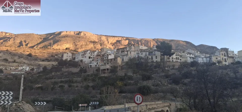 CASA DE DOS PLANTAS EN SELLA CON BUARDILLA