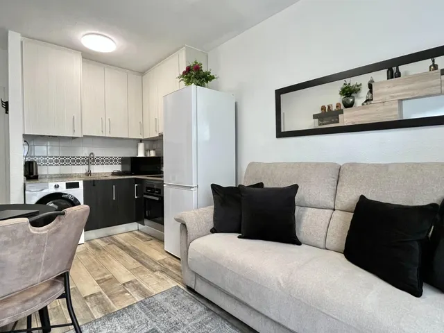 Apartamento con terraza, provincia de Alicante, Torrevieja. 1 habitación, 38 m2, 1 kilómetro al mar — 4
