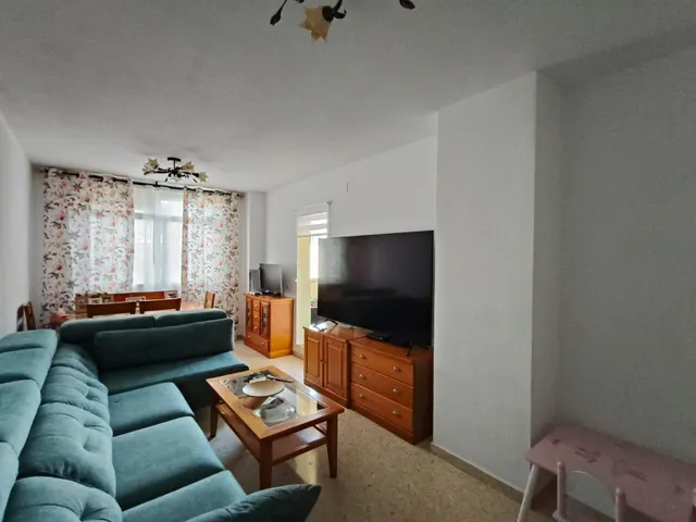 ¡Ideal para familias! Piso de 3 dormitorios con terraza, piscina y jardines en Torremolinos — 28