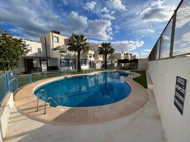 ¡OPORTUNIDAD! ADOSADO CON VISTAS AL MAR Y PISCINA COMUNITARI