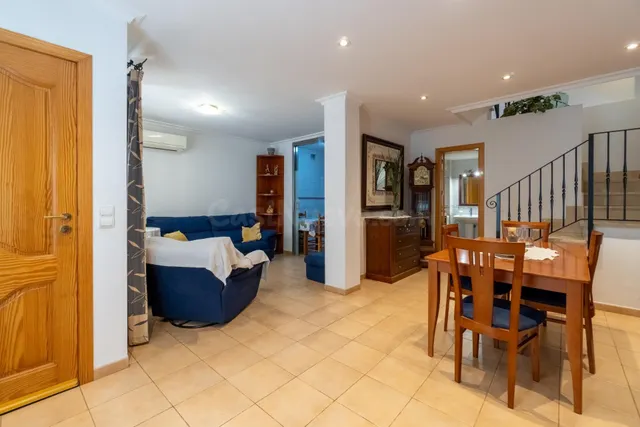 Casa de tres plantas con terraza y garaje privado - foto 2