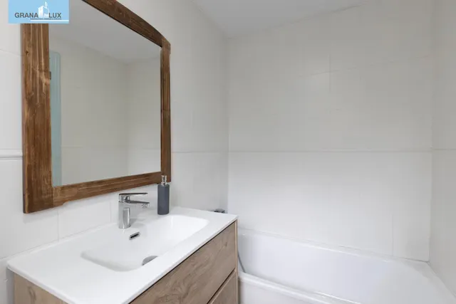 Casa independiente con piscina en La Zubia. — 23