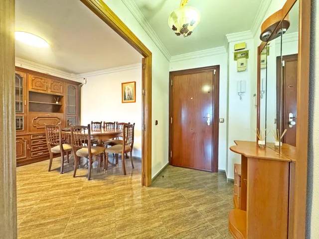 Amplio piso en esquina todo exterior con terraza y vistas al mar junto a Vialia y Avenida de Andalucía. — 40