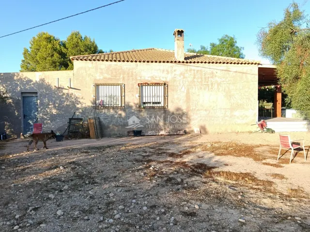 SE VENDE CHALET EN BUEN ESTADO A FALTA DE TERMINAR EXTERIOR 