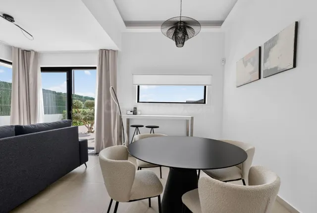 Moderna Vivienda Familiar con Piscina Privada en Excelente Ubicación — 4