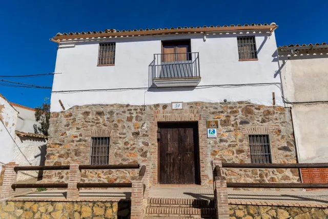 A. Encantadora Casa Rústica del Siglo XIX con Oportunidad de