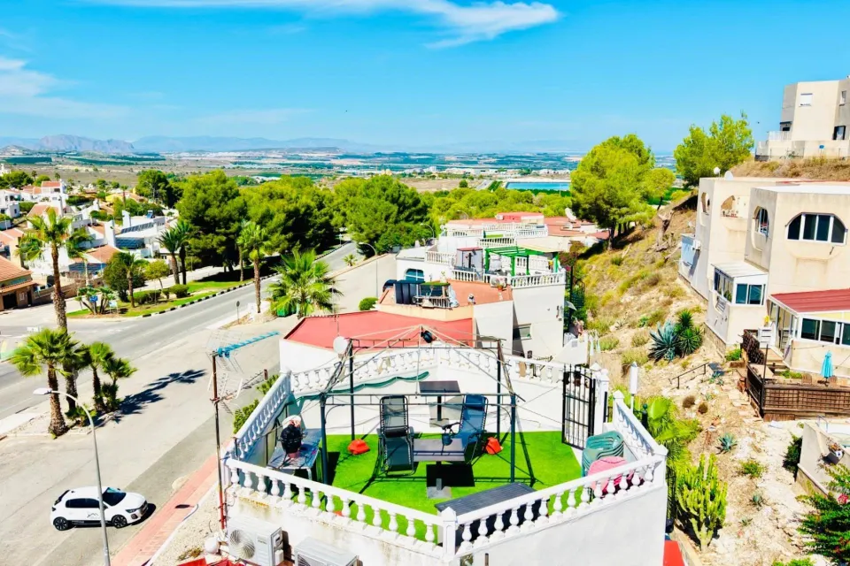 Apartamento llave en mano con amplio solárium privado y reformas recientes en San Miguel de Salinas