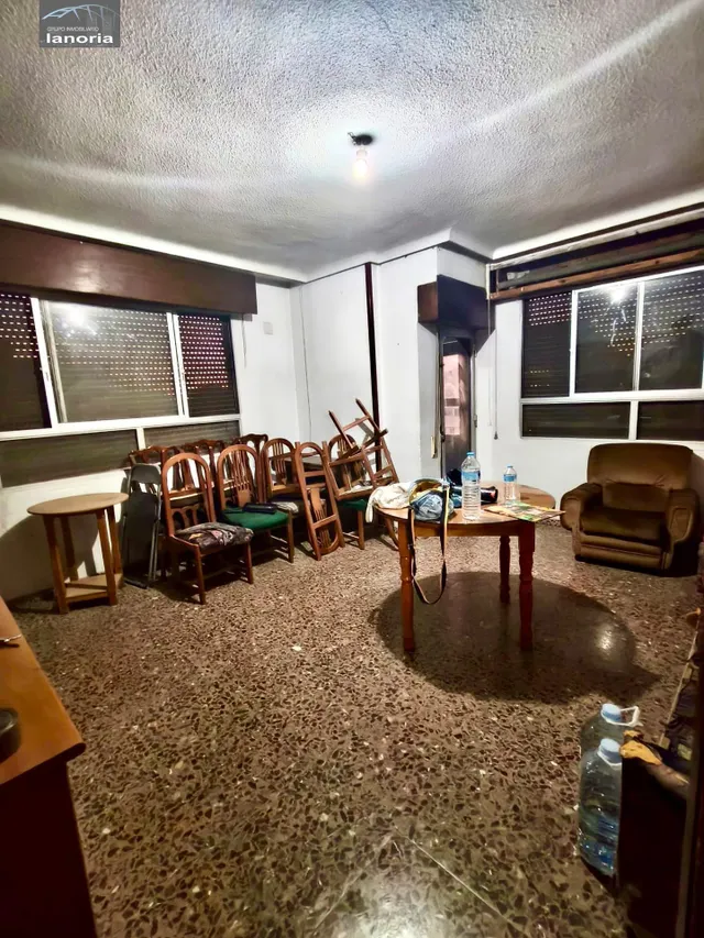 Grupo la Noria VENDE piso CON ascensor para REFORMAR y cochera individual con vado. 3 habitaciones, 1 baño. — 6