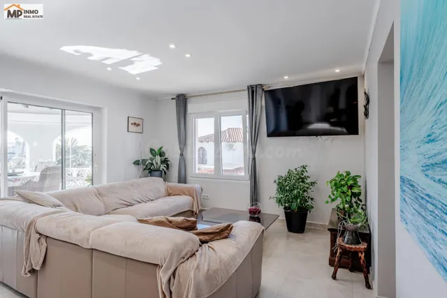 Villa moderna con apartamento de invitados y vistas al Peñón - foto 5