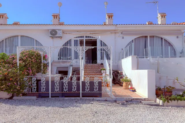 MAGNFICO BUNGALOW EN 2 PLANTAS INDEPENDIENTES CON PISCINA Y PARKING COMUNITARIO PRIVADO — 2