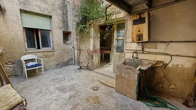 AMPLIA CASA CON 4 habitaciones, PATIO Y TERRAZA PARA REFORMAR EN ASPE. — 24