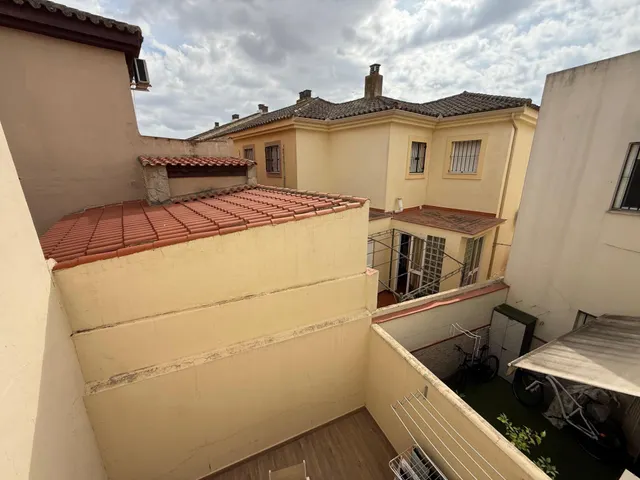 Casa adosada totalmente reformada de renta libre situada en una urbanización privada. — 16