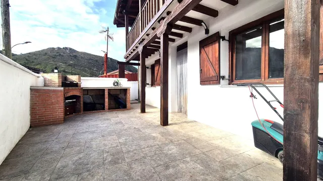 CASA REFORMADA CON JARDÍN Y PORCHE — 22