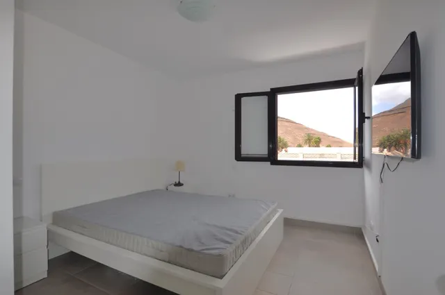 Casa semiadosada en esquina con vistas a los volcanes en Yaiza — 25