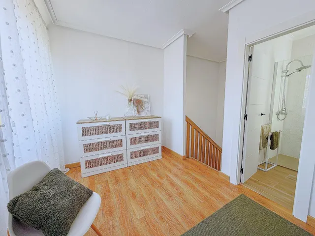 Casa adosada reformada y espaciosa de tres plantas (86 m2) con 3 dormitorios, 2 baños y 1 aseo. Terraza frente, piscina comunitaria, cerca del La Zenia Boulevard y a tan solo 650 m de Playa Flamenca — 24