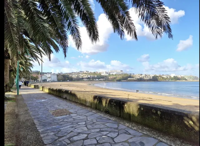 LOCAL SUPERCOMERCIAL EN SANTA CRISTINA - AL LADO DE LA PLAYA - foto 2