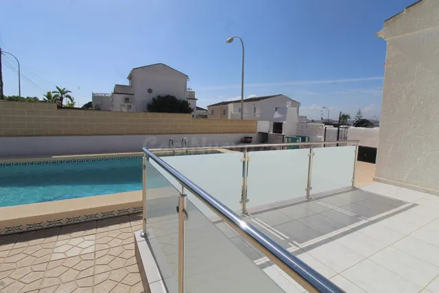Chalet independiente con piscina privada, jardín y garaje en El Chaparral, Torrevieja — 4