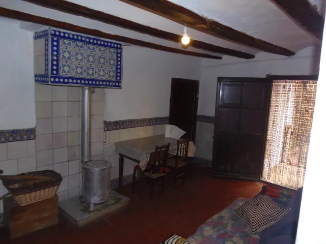 Casa grande haciendo esquina en el centro del pueblo, con patio grande, planta baja, dos alturas — 10