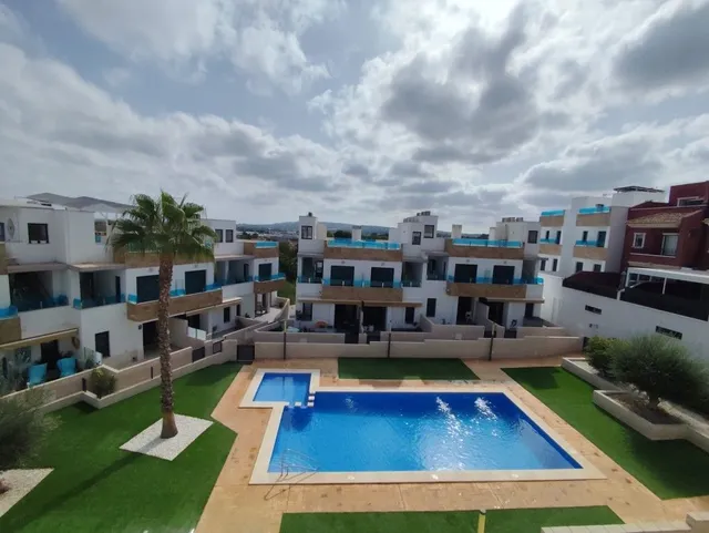 Casa adosada en venta en Bigastro con 3 dormitorios, 3 baños, solárium privado de 39 m2 y piscina comunitaria — 38