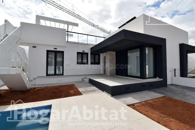 ¡ESPECTACULAR VILLA! A ESTRENAR CON PISCINA PRIVADA, TERRAZA