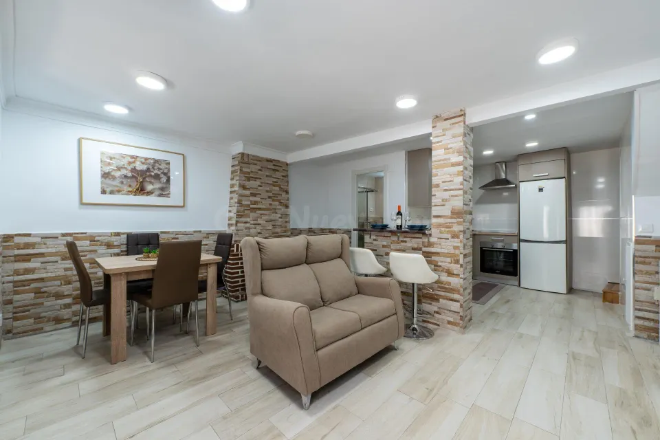 CASA ADOSADA DE PUEBLO REFORMADA EN PLEAHUSTAN 4 habitaciones, BAÑO Y CHIMENEA.