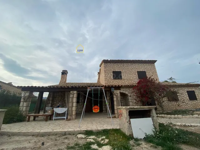 CHALET CON JARDIN EN LA TORRECILLA A POCOS MINUTOS DEL CENTR