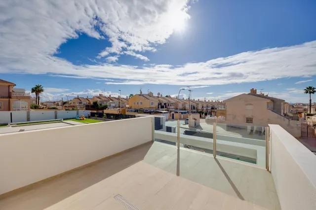 Villa moderna de 3 dormitorios con piscina privada en Aguas Nuevas, Torrevieja — 47
