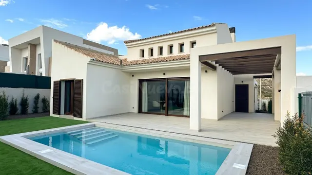 ¡LLAVES EN MANO! Villa de obra nueva con piscina y jardín pr