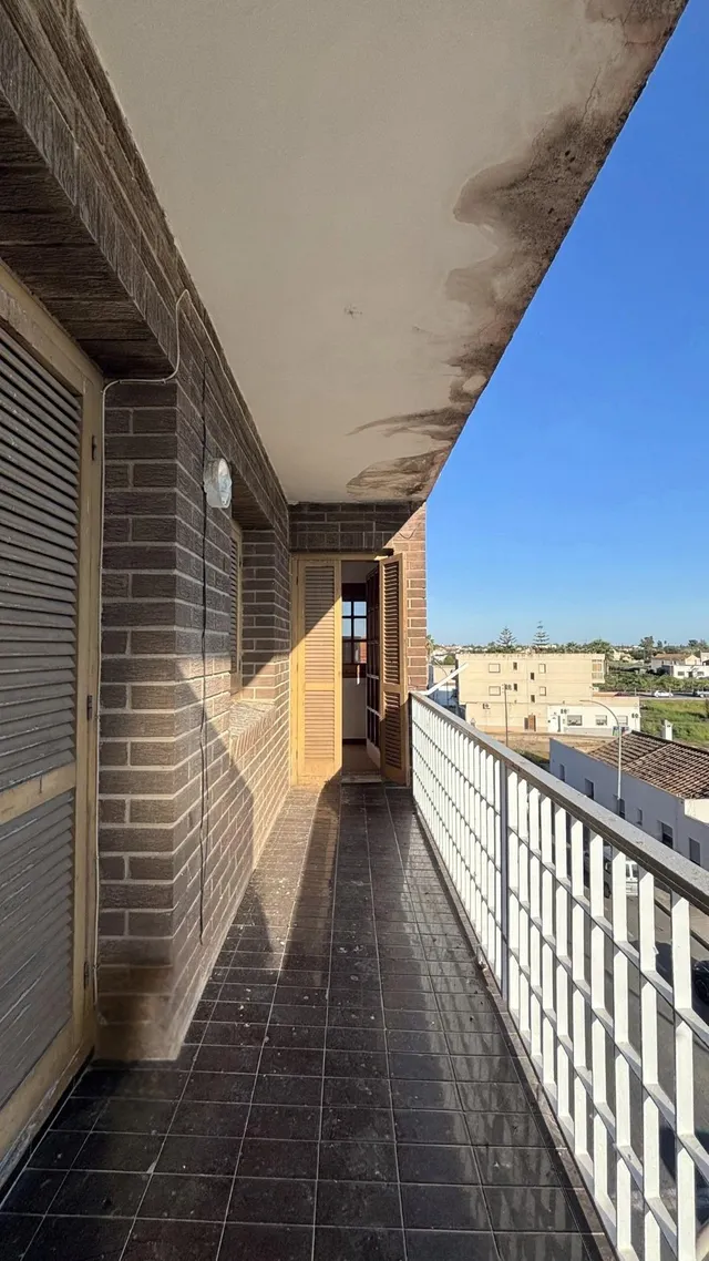 Piso de 4 habitaciones con garaje privado, dos balcones y vistas despejadas en el centro de Deltebre — 36
