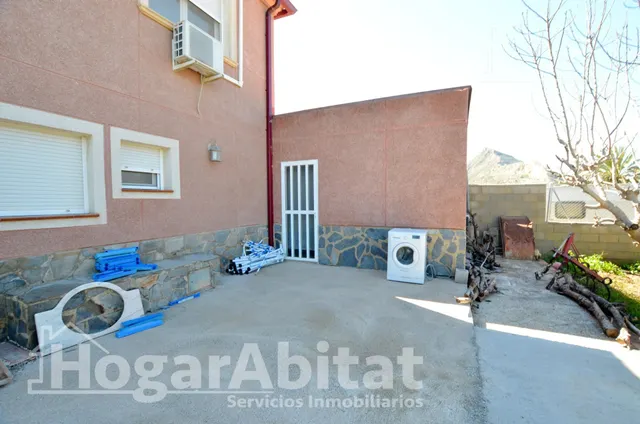 MAGNÍFICO CHALET RÚSTICO CON GARAJE, GRAN TERRAZA Y PARCELA — 38