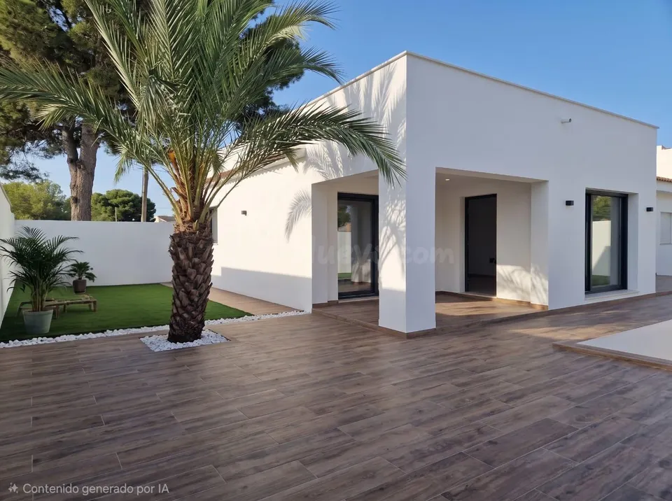 CHALET INDEPENDIENTE DE ESTILO MODERNO CON PISCINA PRIVADA - ZONA LOS BALCONES, TORREVIEJA -