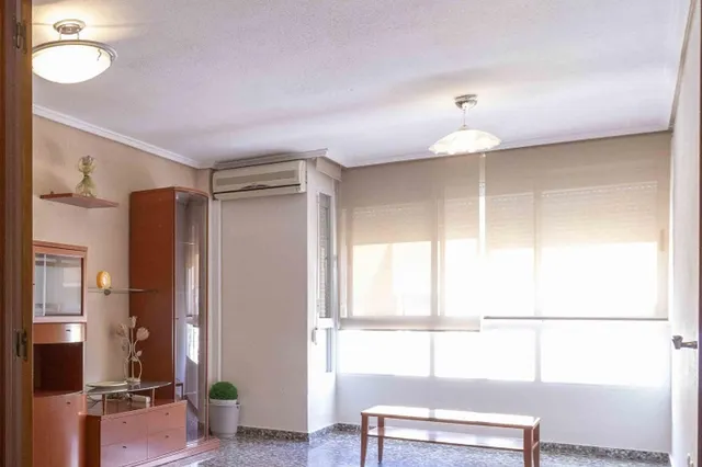 Amplia vivienda de 4 dormitorios con garaje, trastero y metro a pocos minutos — 13