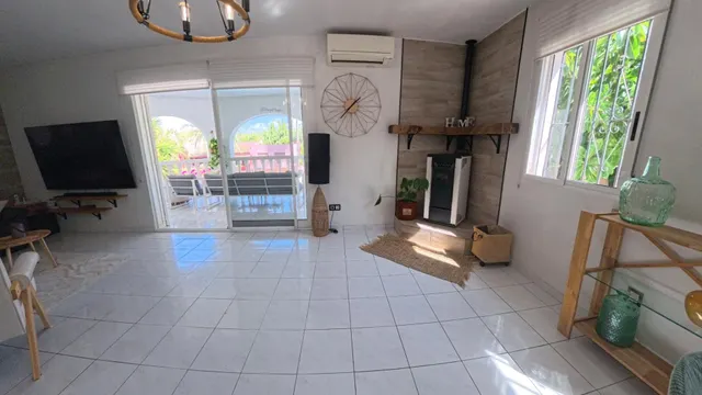 Chalet independiente de 4 habitaciones con piscina divida en dos plantas individuales — 12