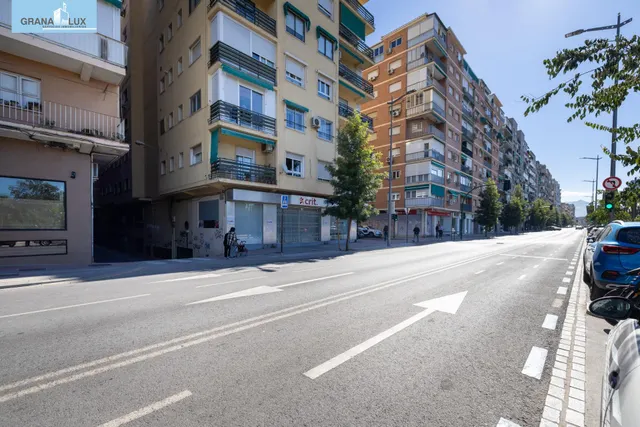 Local comercial en Camino de Ronda — 17