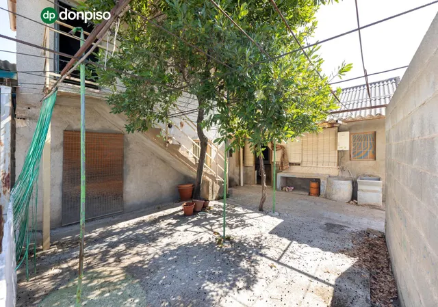 ¡CASA EN UNA SOLA PLANTA, CREA TU VIVIENDA IDEAL EN ALBOLOTE! Casa en una sola planta con patio, garaje y un gran potencial. — 24