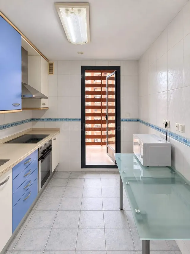 Amplio y moderno piso en Alicante, zona Paus con piscina y parking — 5