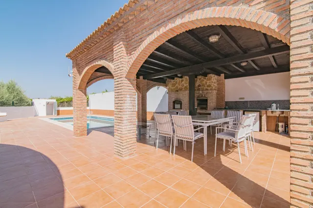 ¡Oportunidad Única! Se Vende Magnífica Casa en Esquina con Amplia Parcela — 34