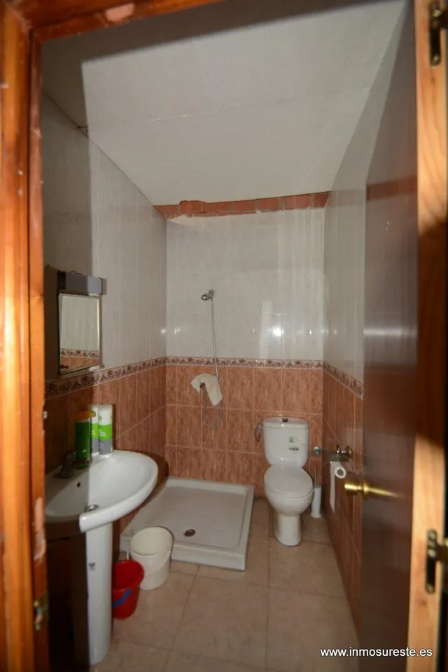 Local comercial en Orihuela, zona Comisaría Policia Nacional, 146 m2. construidos con 1 aseo. — 4