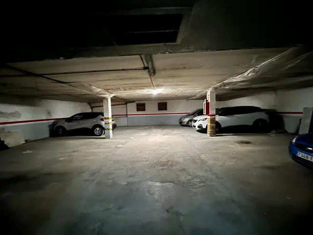 IDEAL INVERSORES. Se vende garaje con 16 plazas de coche alquiladas en la zona del Escorxador. — 11